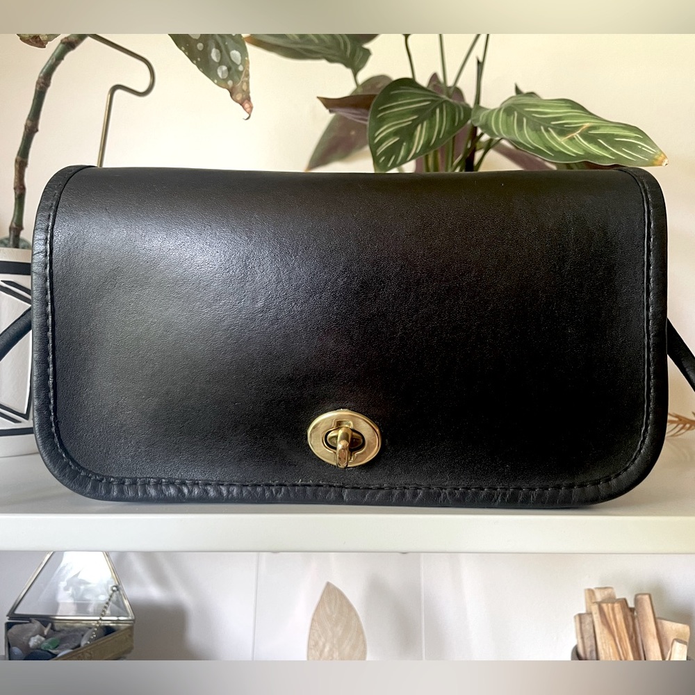 [SOLD] Vintage 80’s 90’s Coach Dinky bag! Black